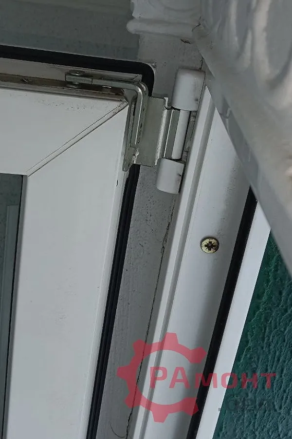 замена верхней петли на двери балкона