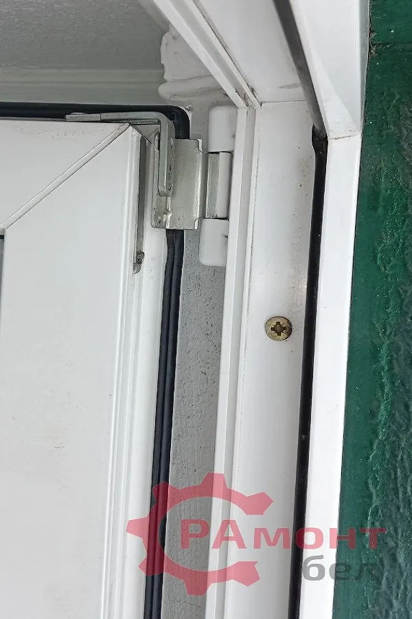 Замена верхней петли на балконной двери