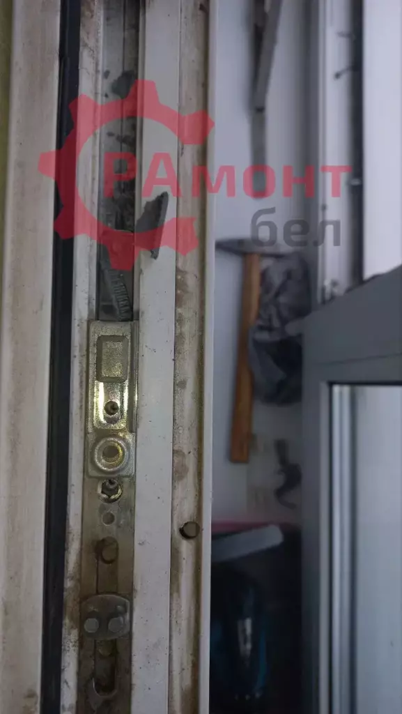 Замена фурнитуры на балконной двери в Минске